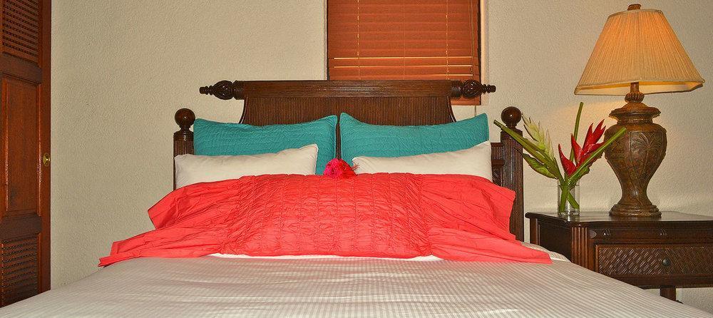 Las Sirenas Hotel And Condos West Bay Bagian luar foto