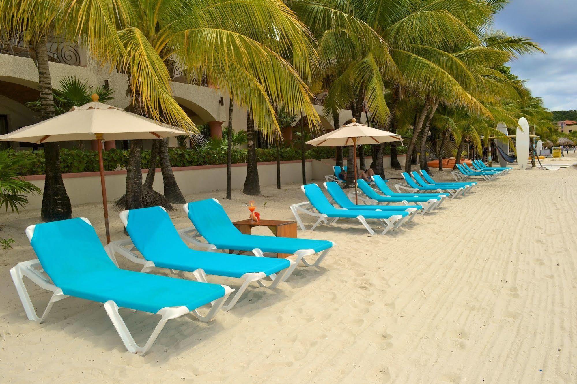 Las Sirenas Hotel And Condos West Bay Bagian luar foto
