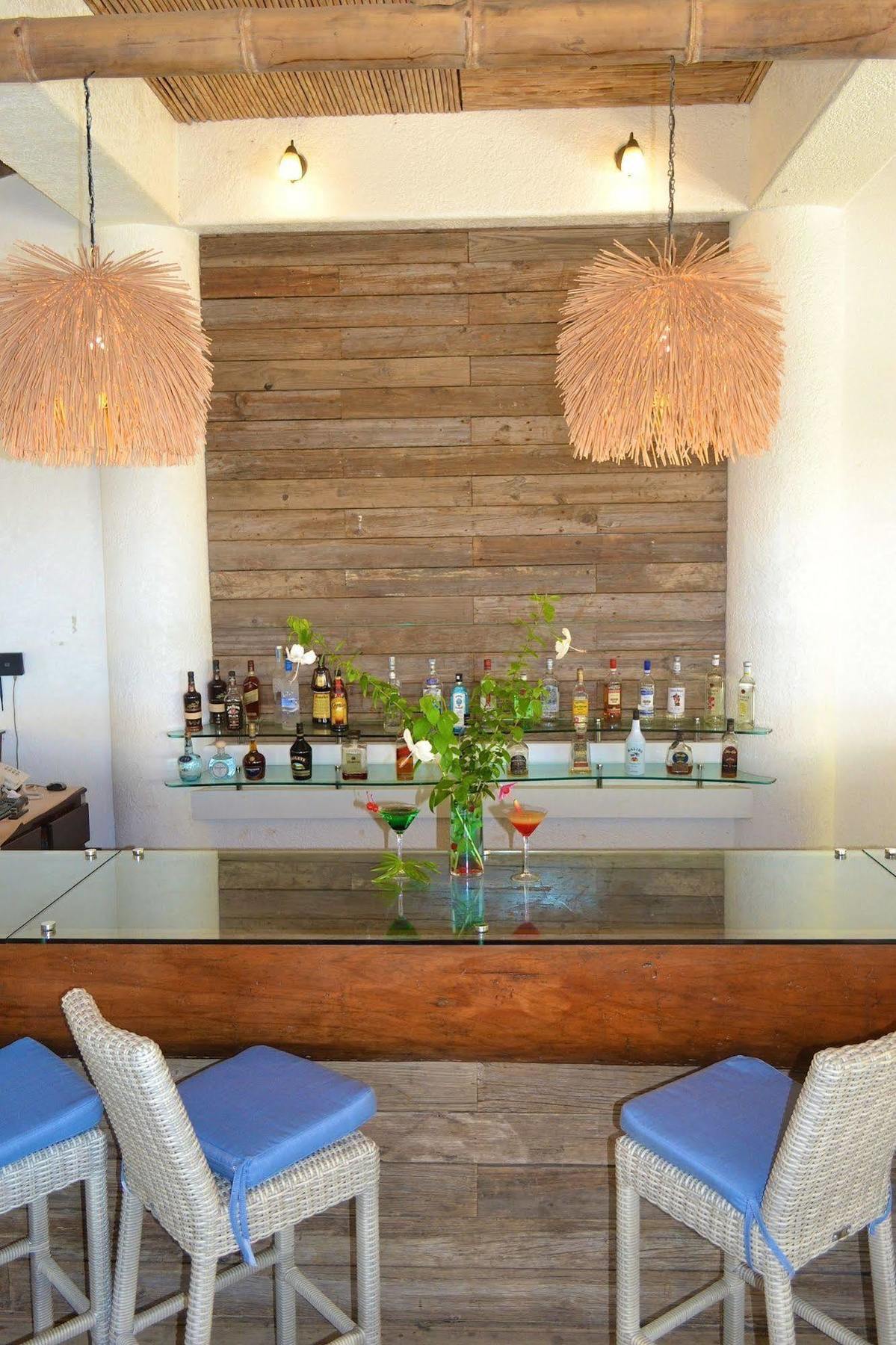 Las Sirenas Hotel And Condos West Bay Bagian luar foto