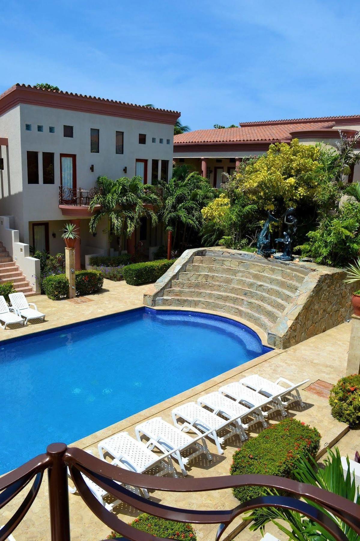 Las Sirenas Hotel And Condos West Bay Bagian luar foto