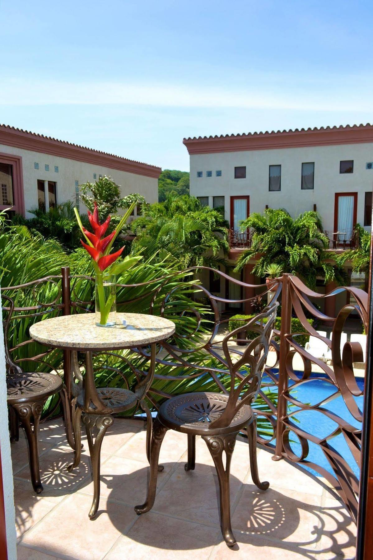 Las Sirenas Hotel And Condos West Bay Bagian luar foto